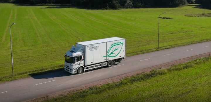 Alfta Frakt - Flygfoto med lastbil sett från sidan